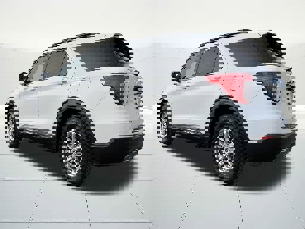 Used 2023 Ford Explorer XLT w/ Equipment Group 202A image 3