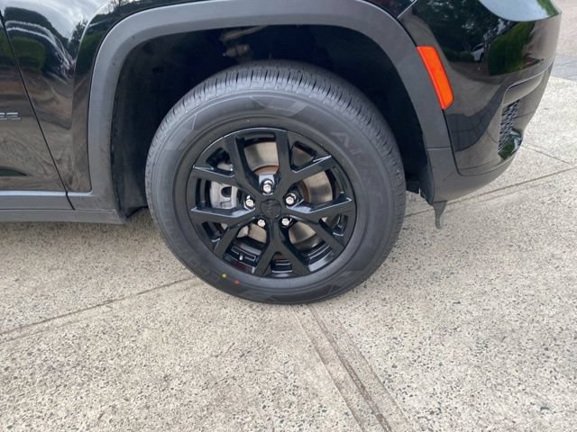 Used 2023 Jeep Grand Cherokee L Laredo RWD image 27