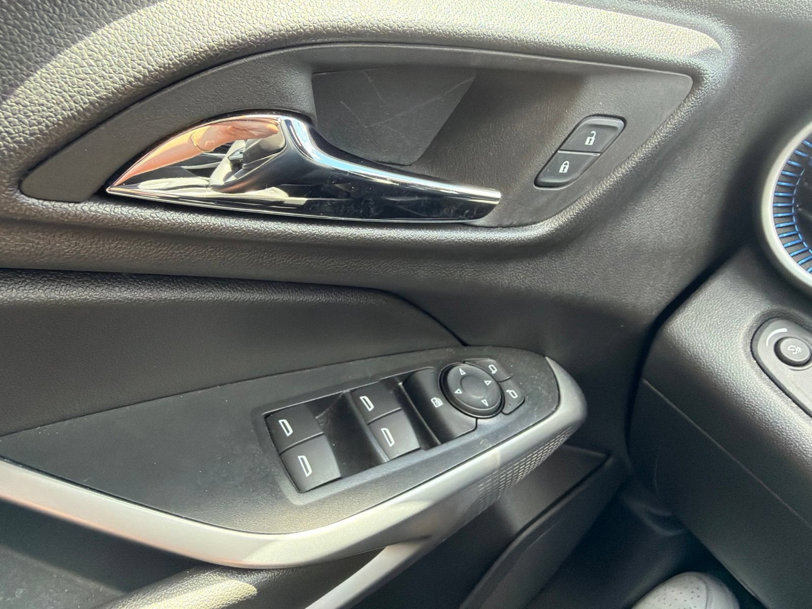 Used 2024 Chevrolet Trax LS w/ LS Convenience Package FWD image 21