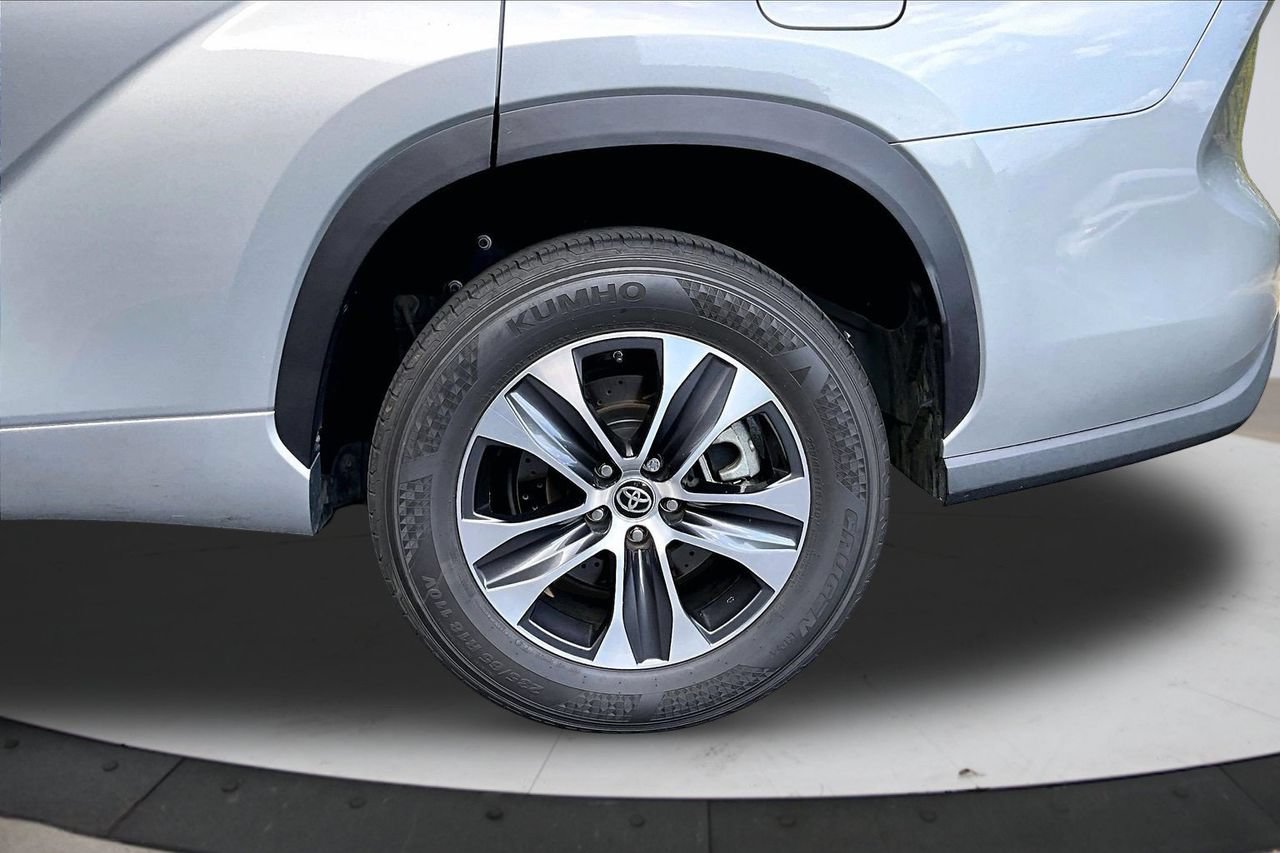 Used 2021 Toyota Highlander XLE FWD image 35