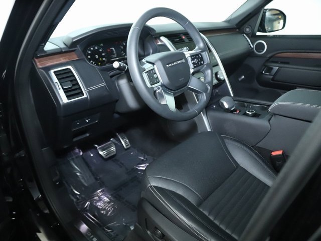 Used 2024 Land Rover Discovery Dynamic SE image 16