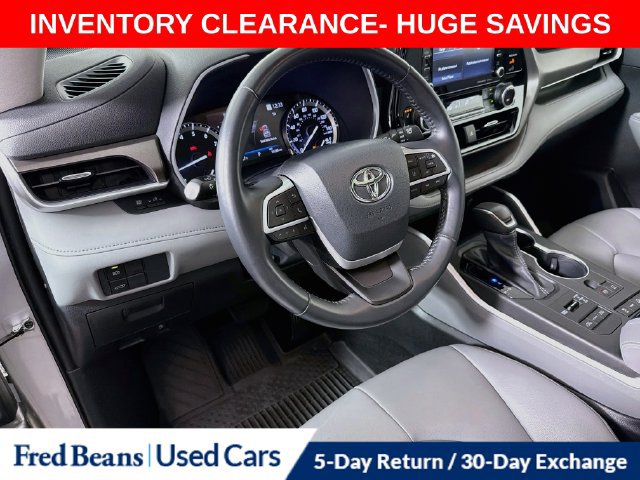 Used 2022 Toyota Highlander XLE AWD/4WD image 13