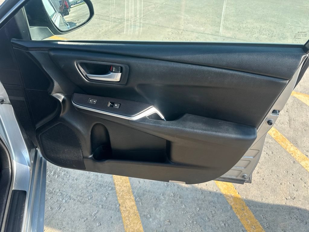 Used 2015 Toyota Camry SE FWD image 25