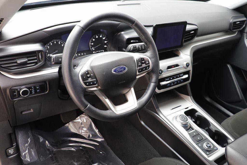 Used 2024 Ford Explorer XLT image 7