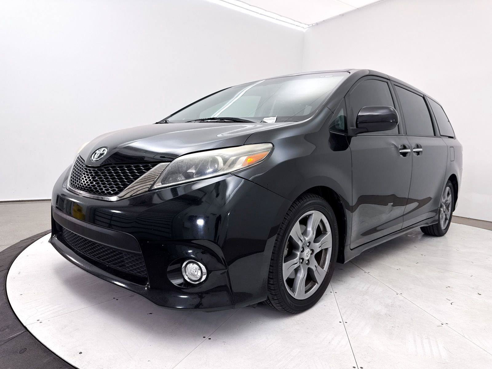 Used 2017 Toyota Sienna SE Premium FWD image 3