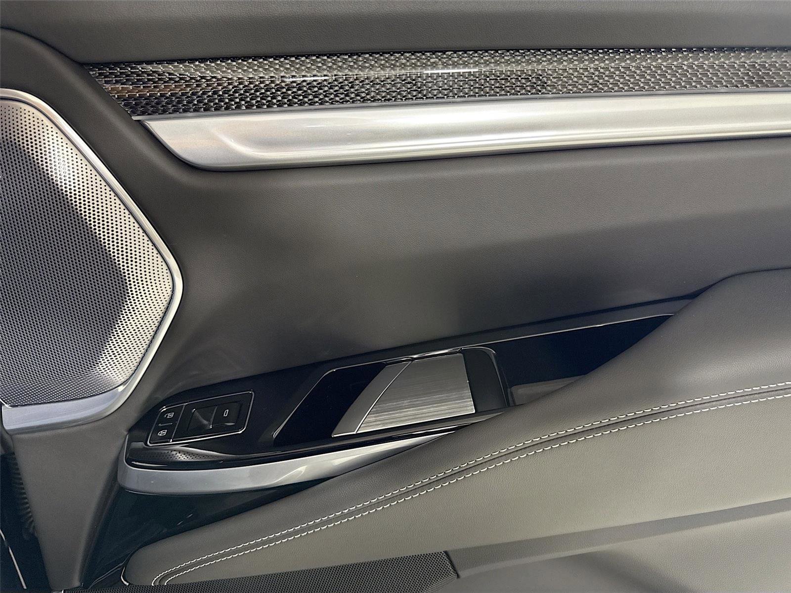 Used 2025 Cadillac Escalade ESV V w/ LPO, ONYX Package AWD/4WD image 32