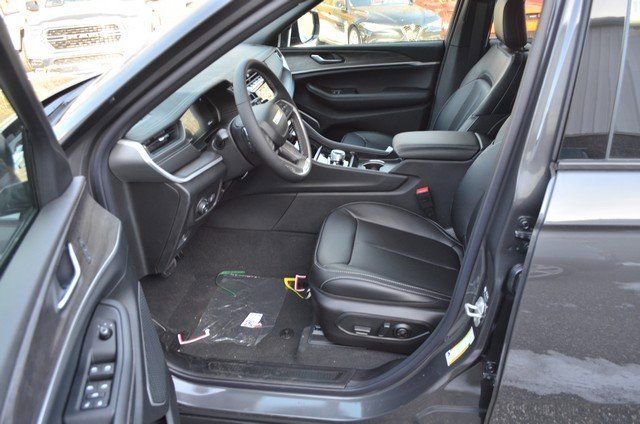 New 2025 Jeep Grand Cherokee Limited w/ Black Appearance Package image 13