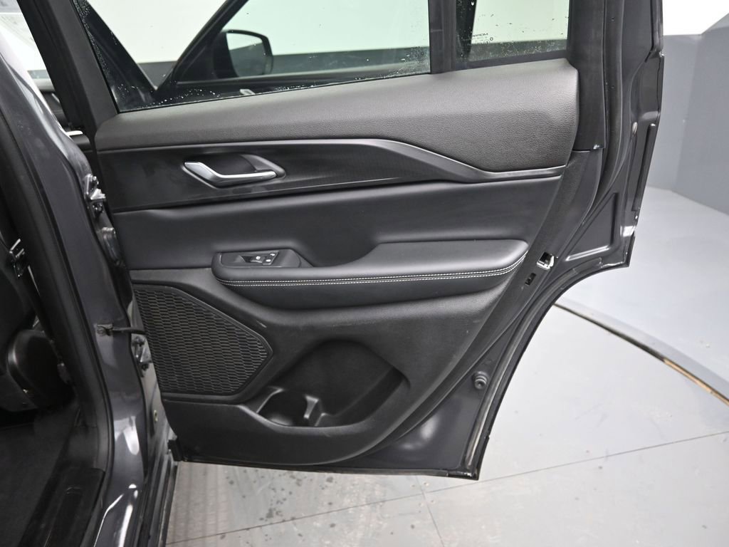 Used 2024 Jeep Grand Cherokee Laredo image 16