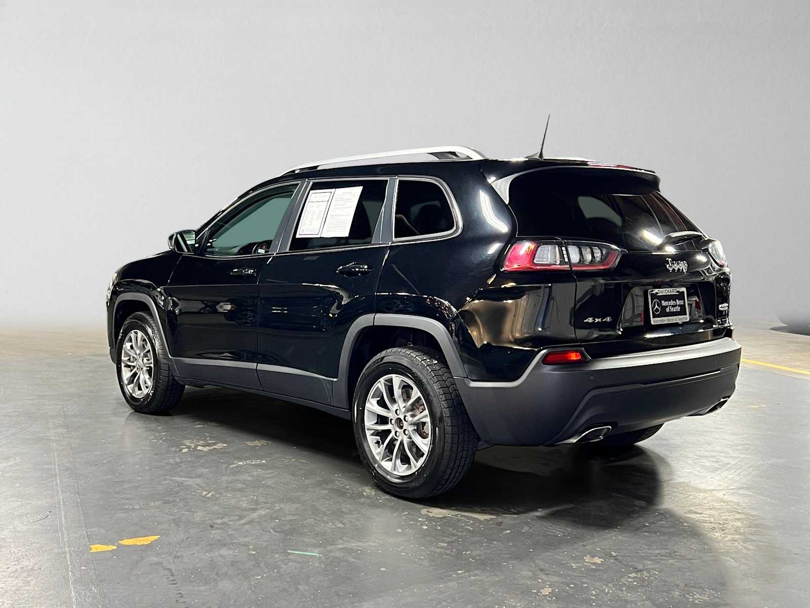 Used 2019 Jeep Cherokee Latitude Plus w/ Cold Weather Group AWD/4WD image 5