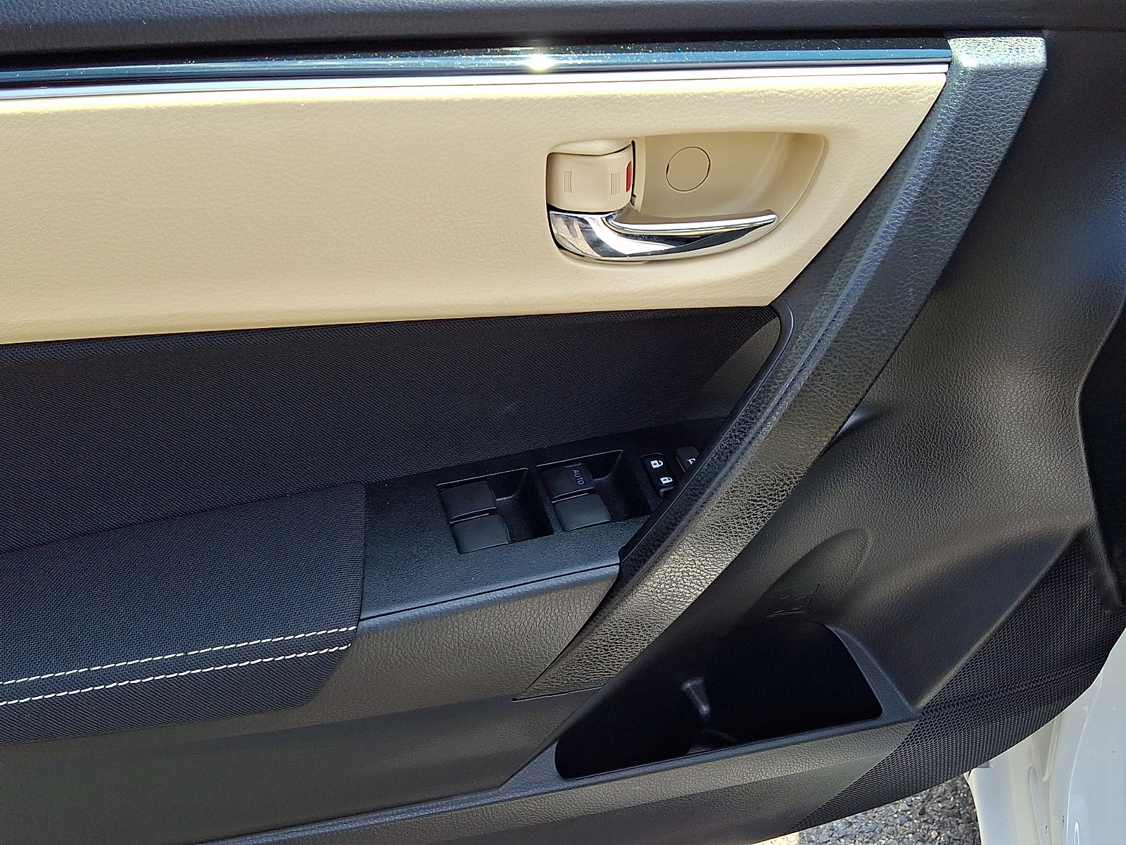 Used 2017 Toyota Corolla LE w/ Carpet Mat Package (TMS) FWD image 13