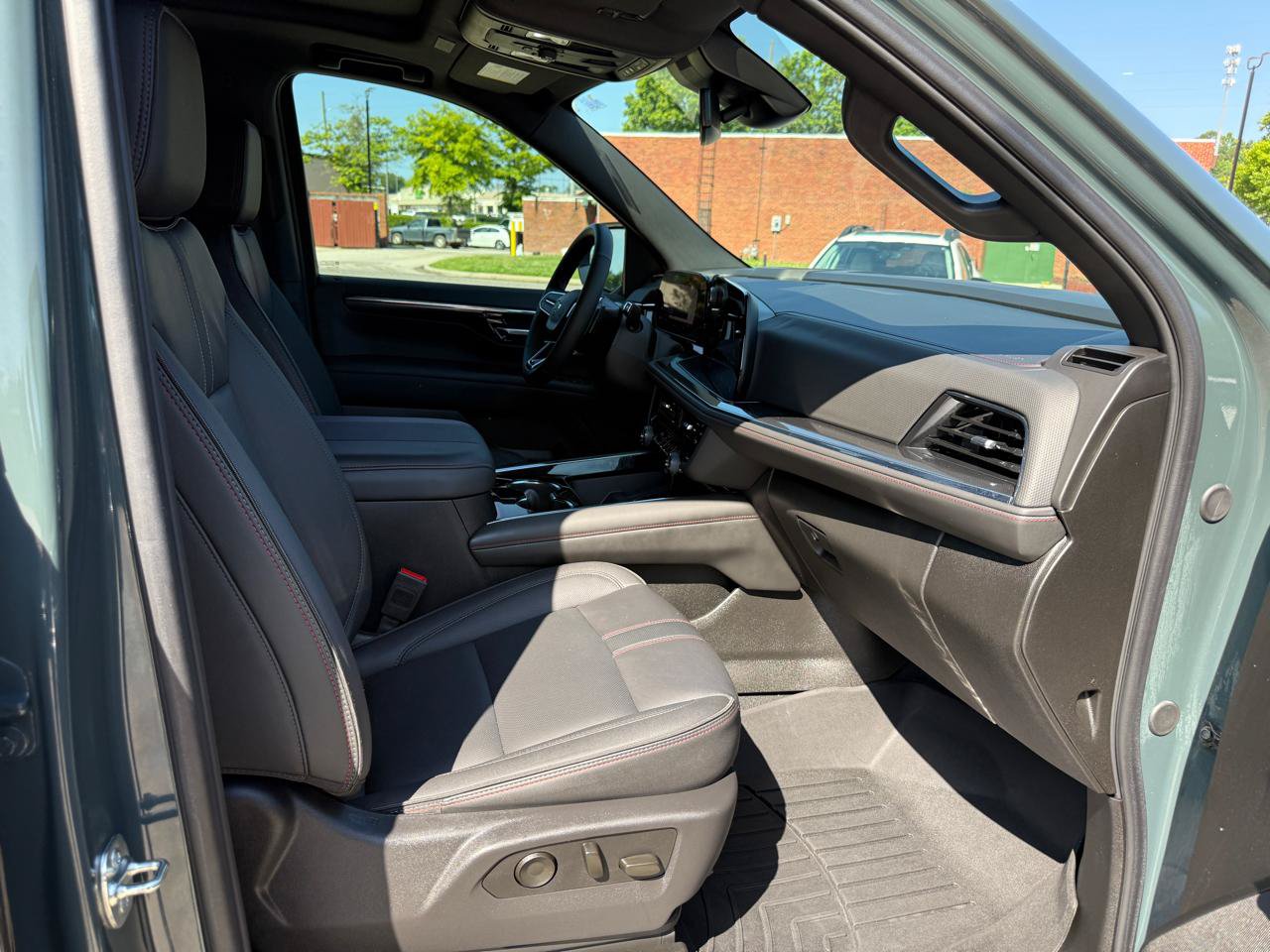 Used 2025 Chevrolet Tahoe RST w/ Comfort Package AWD/4WD image 37