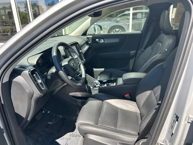 Certified 2025 Volvo XC40 B5 Plus AWD/4WD image 22