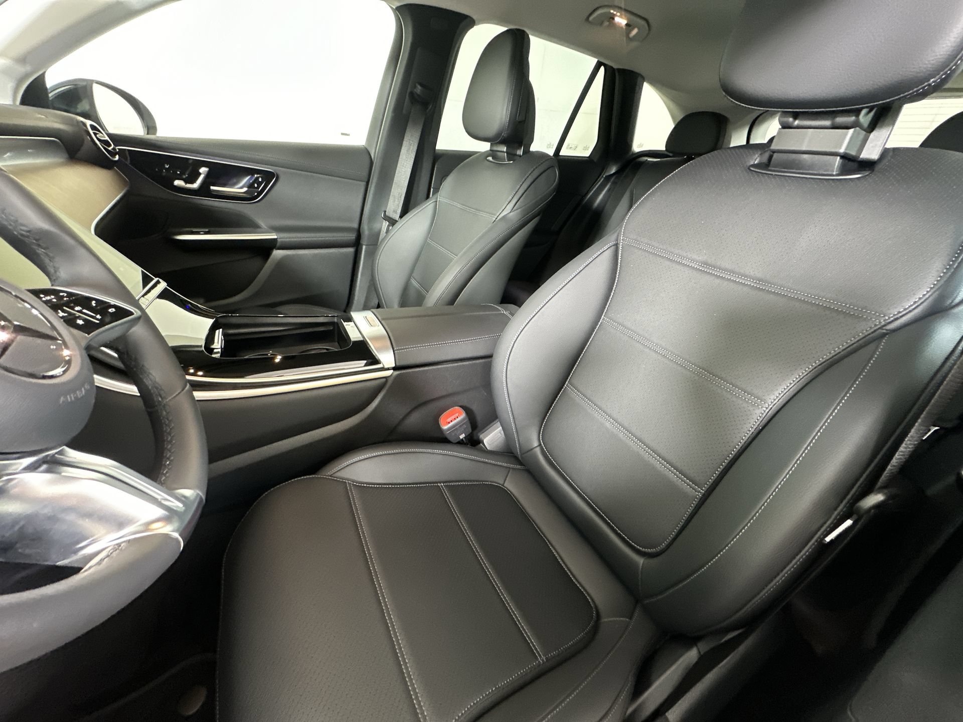 Used 2025 Mercedes-Benz GLC 350e 4MATIC image 11