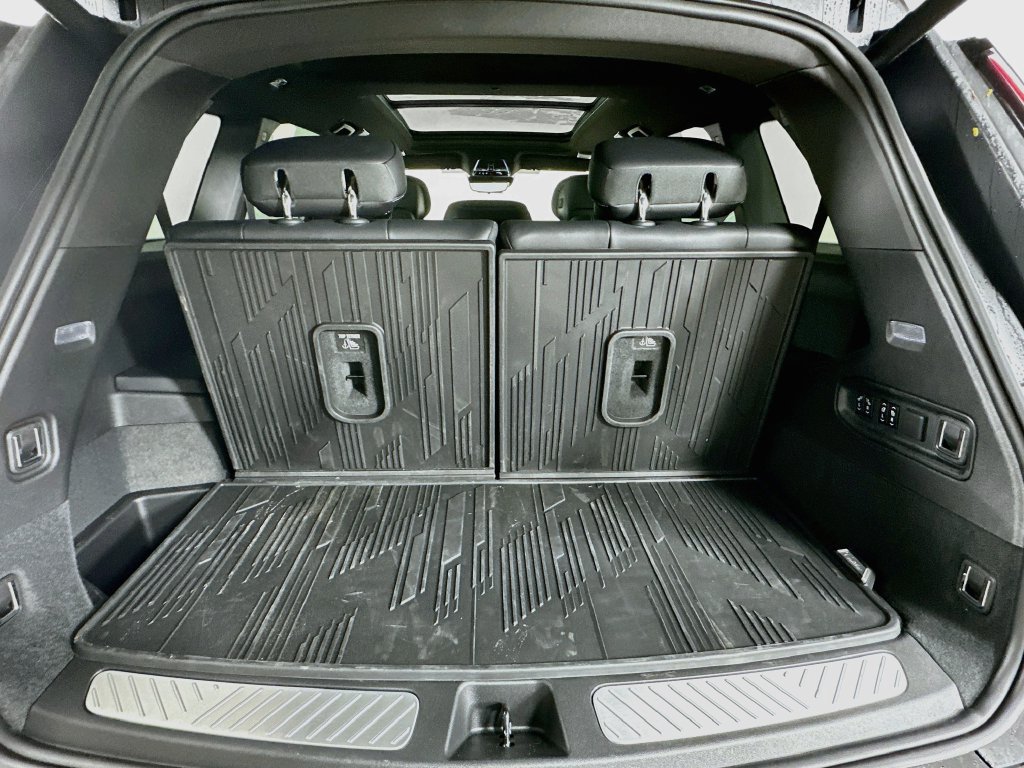 New 2027 Cadillac Vistiq Sport w/ LPO, Floor Liner Package AWD/4WD image 34