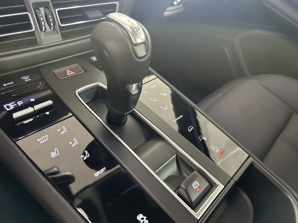 Certified 2025 Porsche Macan image 36
