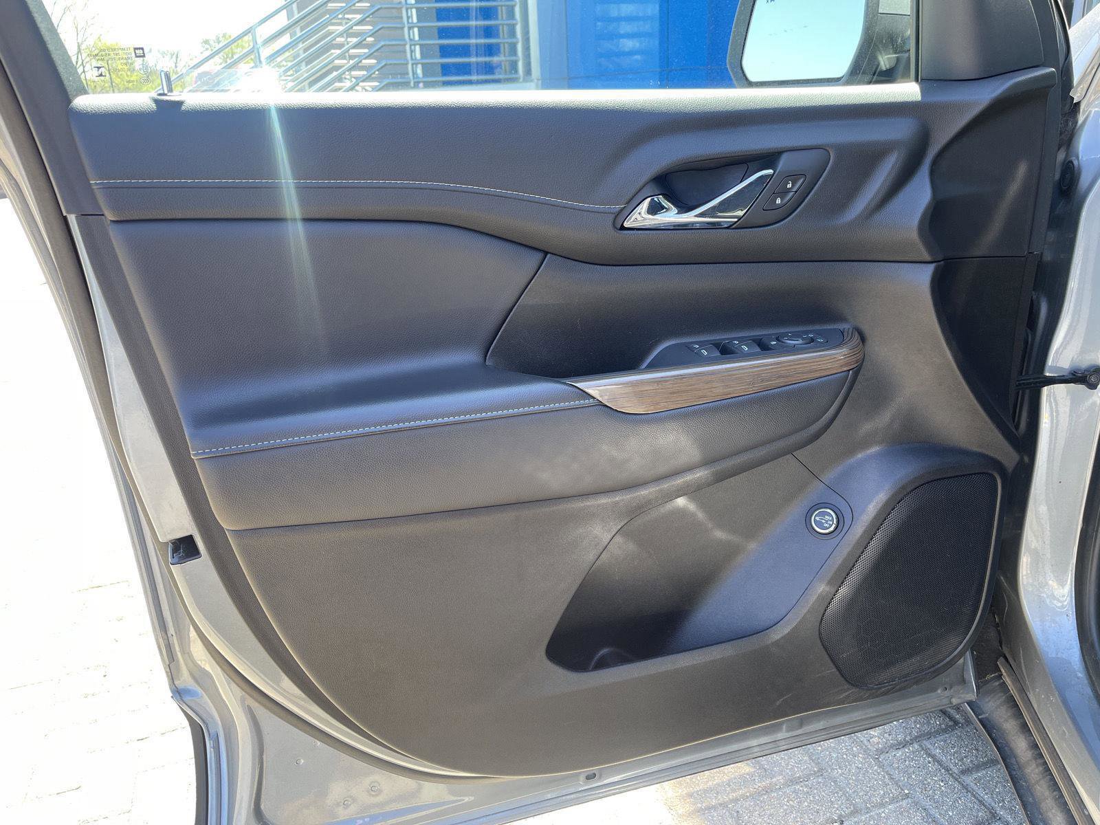 Used 2023 GMC Acadia SLE w/ Driver Convenience Package FWD image 13