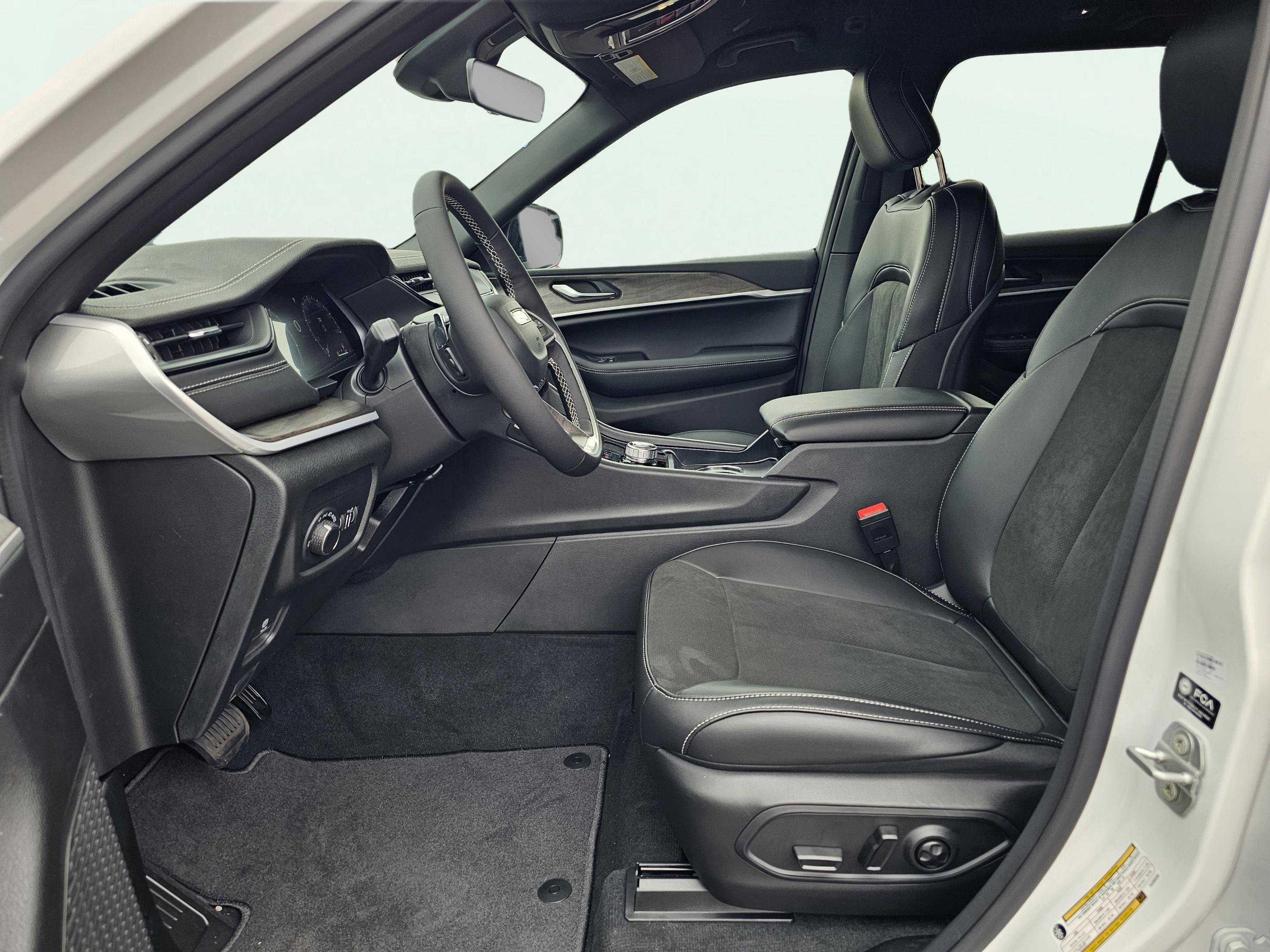 New 2026 Jeep Grand Cherokee Altitude RWD image 16