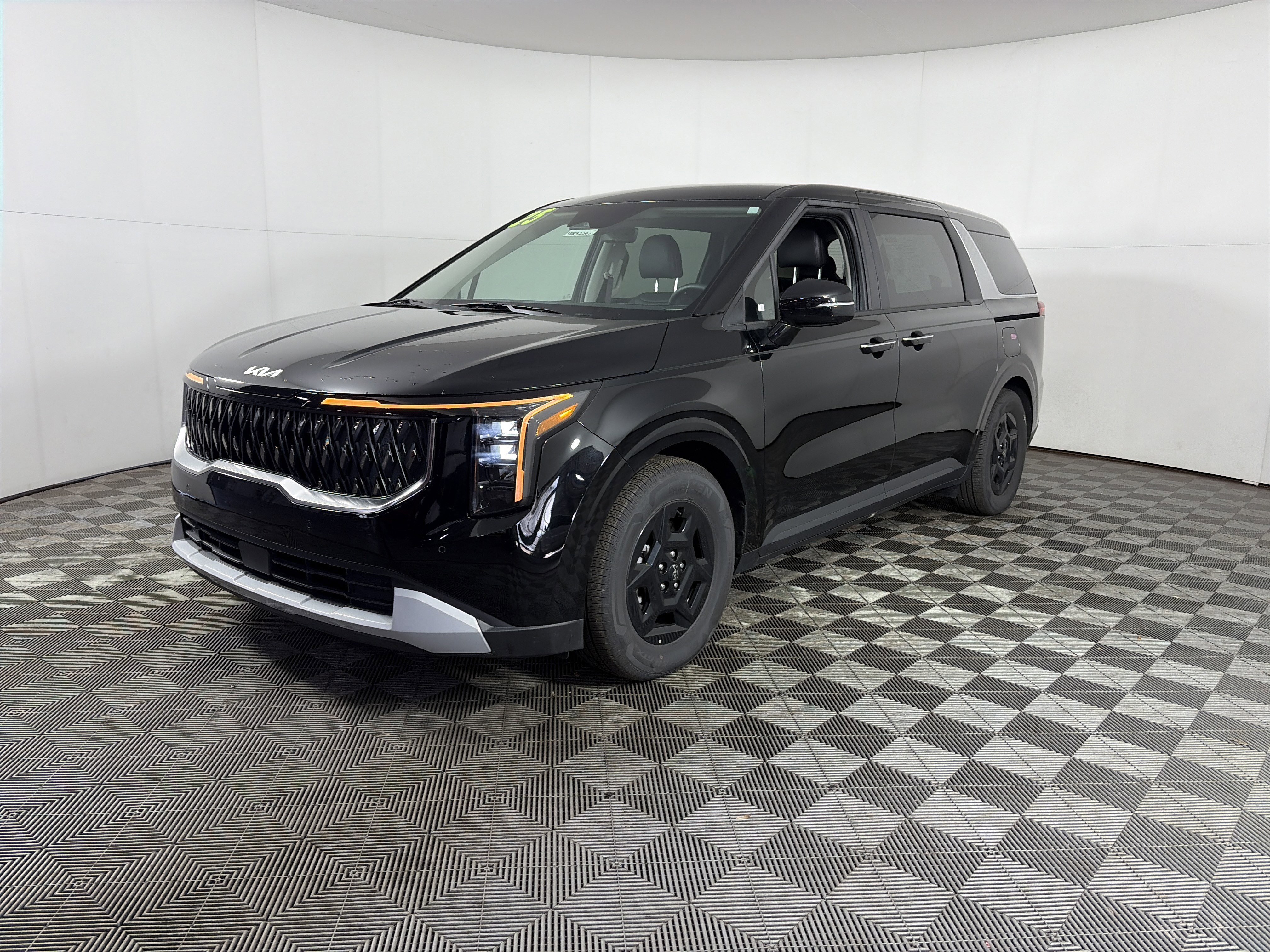 Used 2025 Kia Carnival image 3