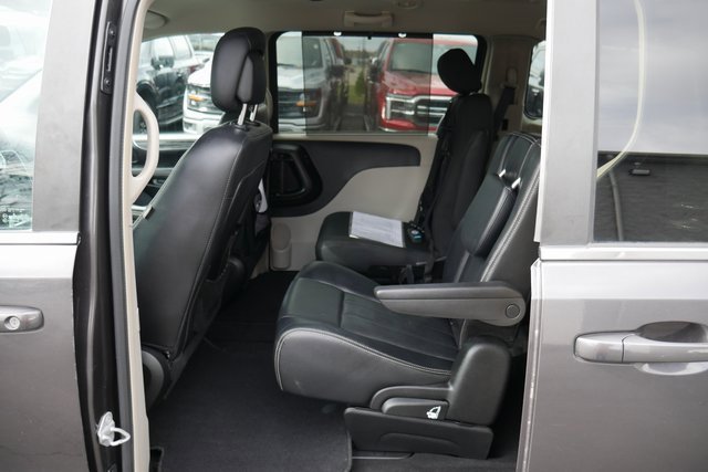 Used 2015 Chrysler Town & Country Touring image 23