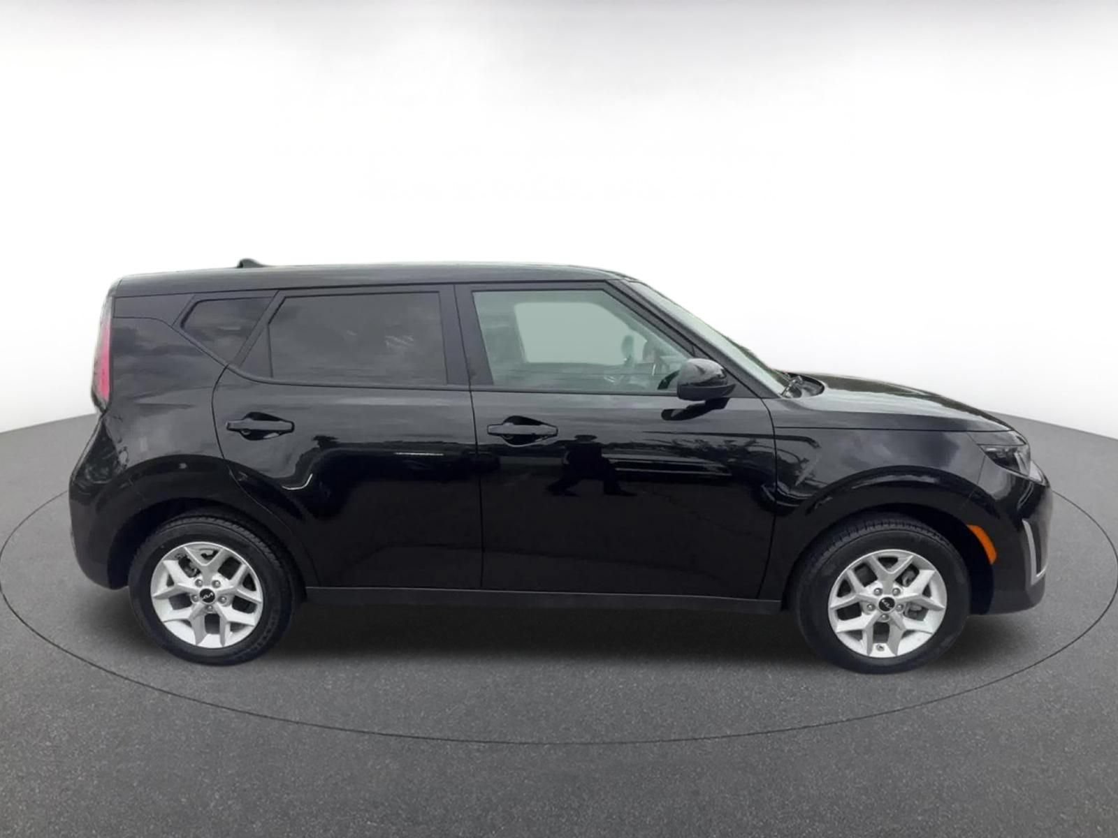 Used 2025 Kia Soul LX w/ LX Technology Package FWD image 16