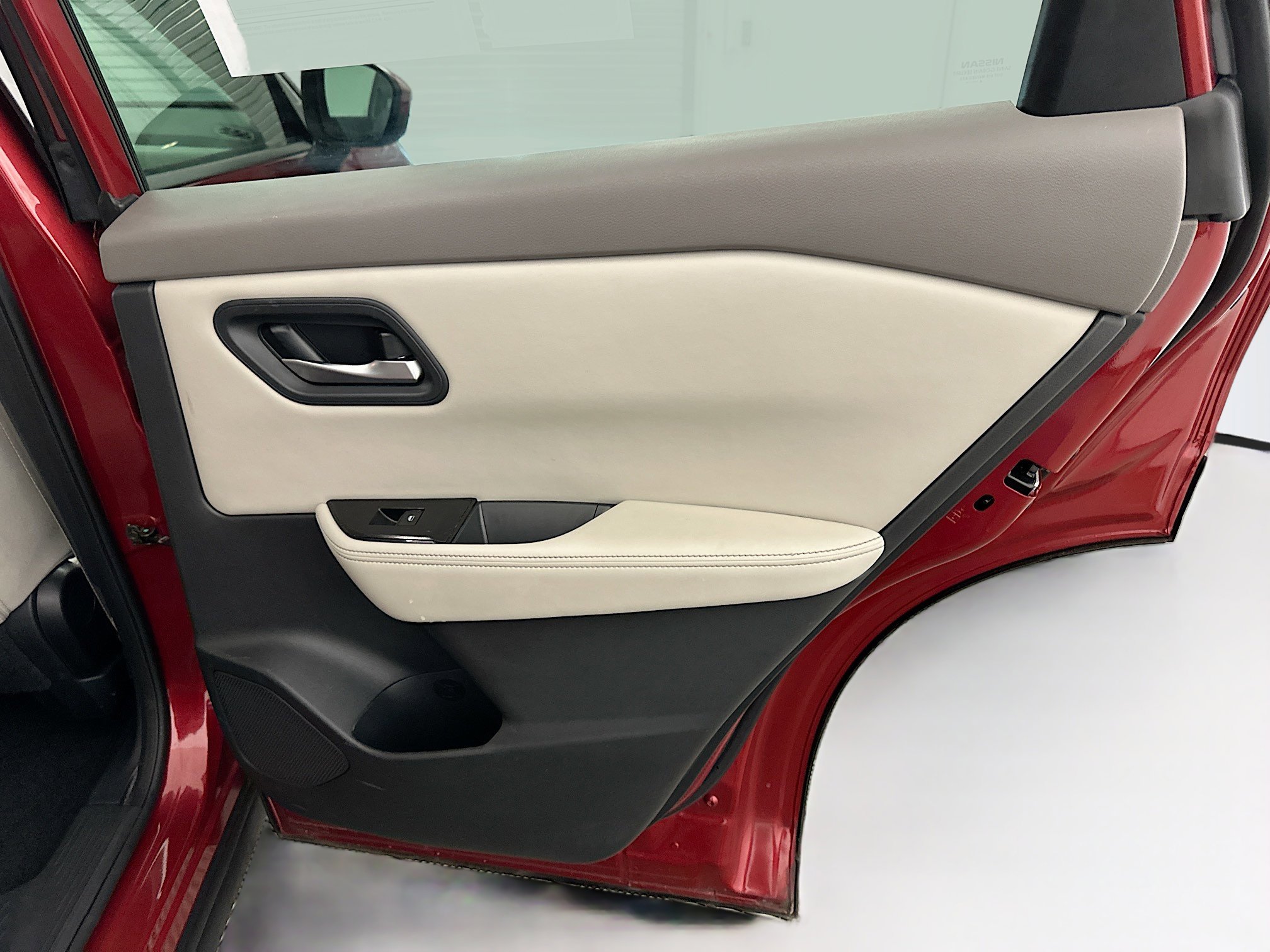 Used 2025 Nissan Rogue SV image 31