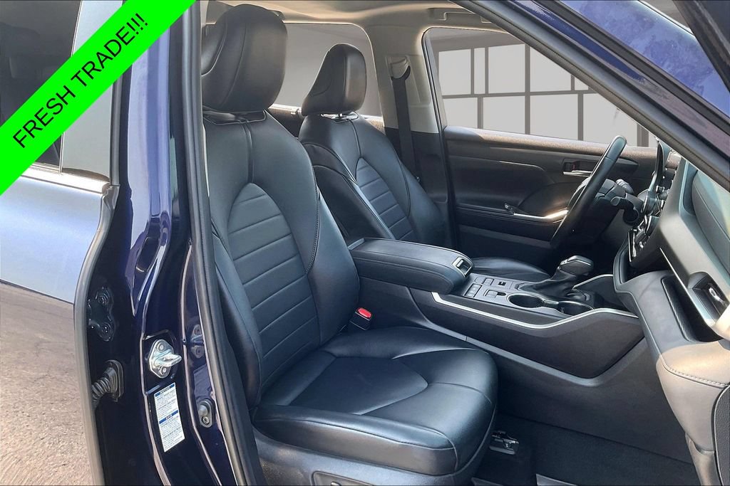 Used 2021 Toyota Highlander XLE AWD/4WD image 29