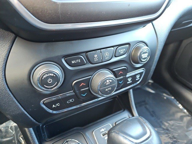 Used 2022 Jeep Cherokee Trailhawk w/ Comfort/Convenience Group image 24