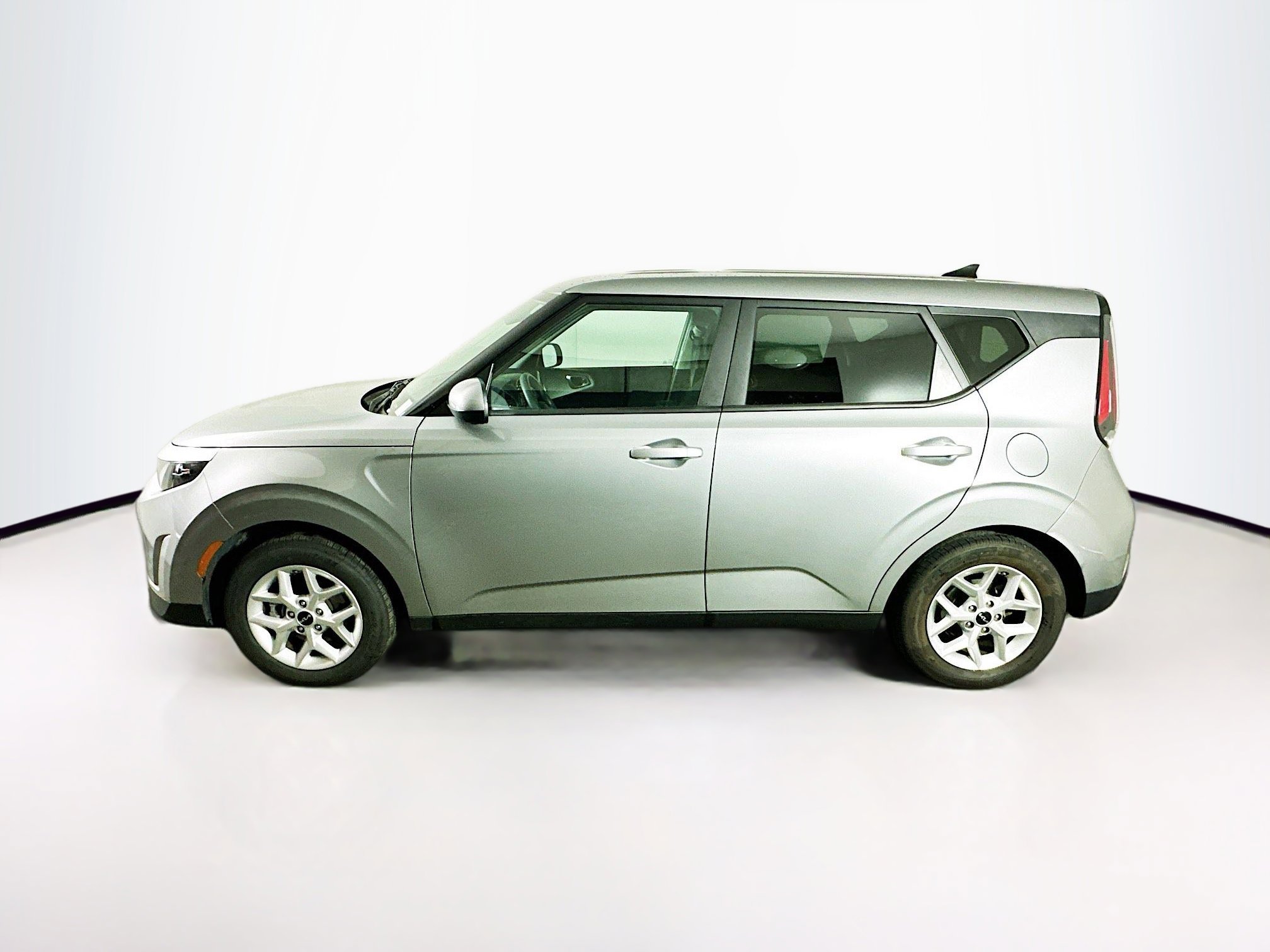 Used 2025 Kia Soul LX w/ LX Technology Package FWD image 4