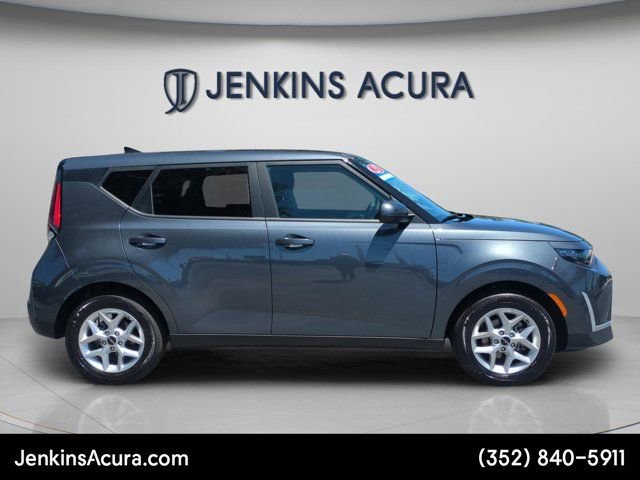 Used 2025 Kia Soul LX FWD image 2