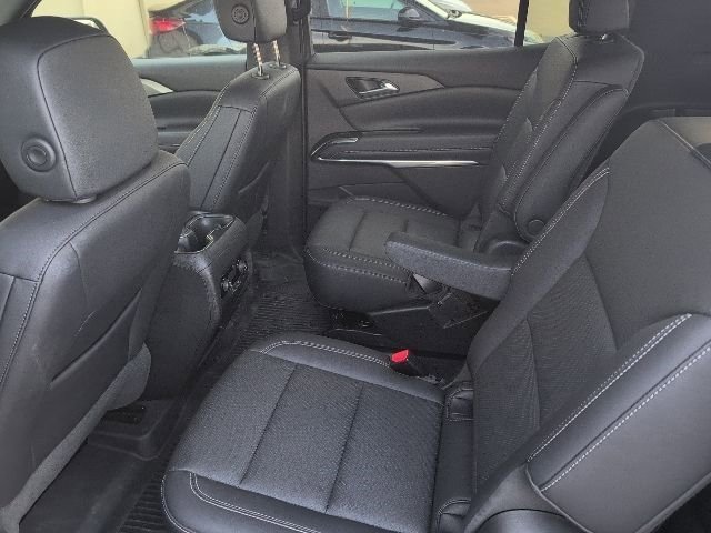 Used 2025 Chevrolet Traverse LT image 17