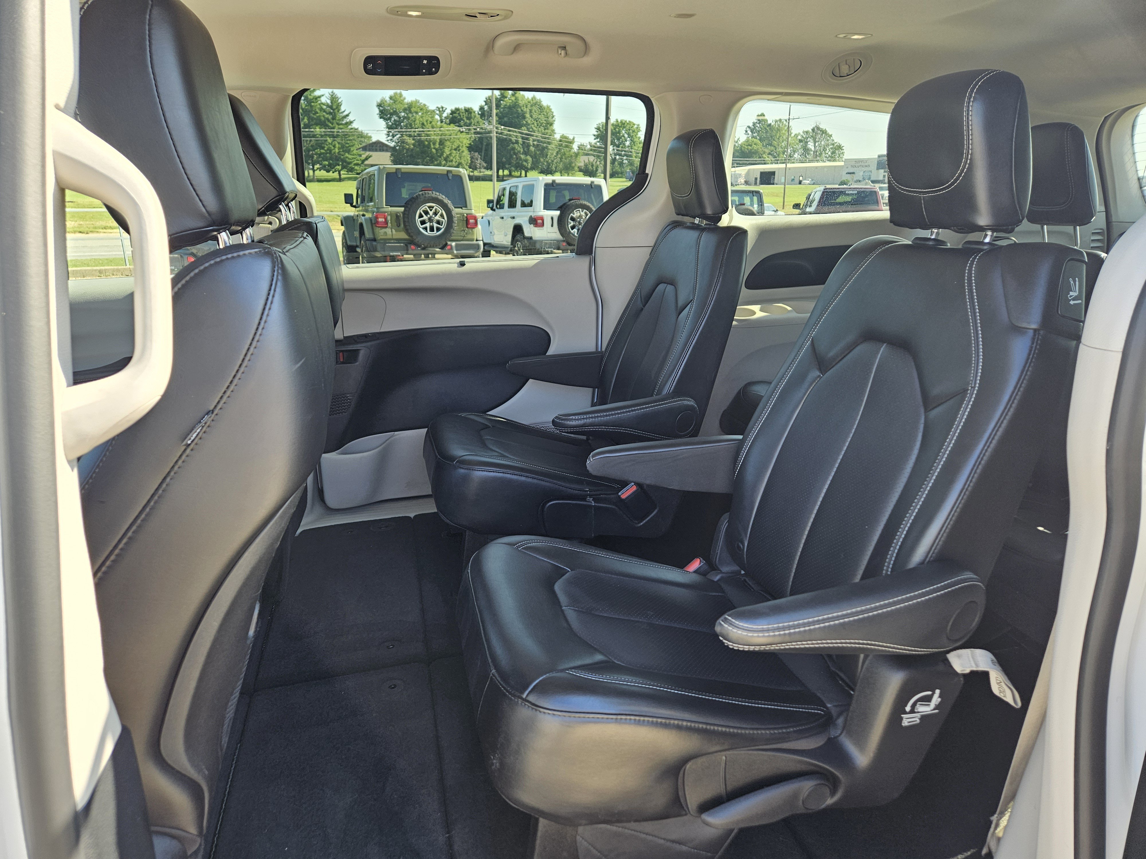 Used 2024 Chrysler Pacifica Touring-L FWD image 14