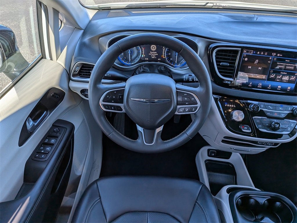 Used 2024 Chrysler Pacifica Touring-L image 17