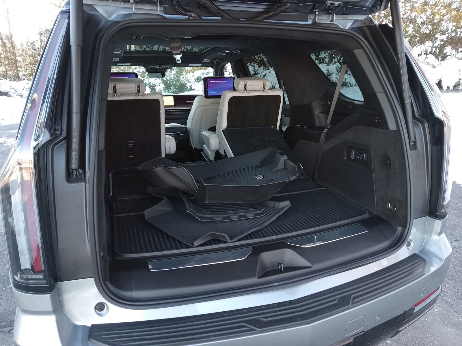 Used 2025 Cadillac Escalade Sport Platinum w/ LPO, ONYX Package image 28