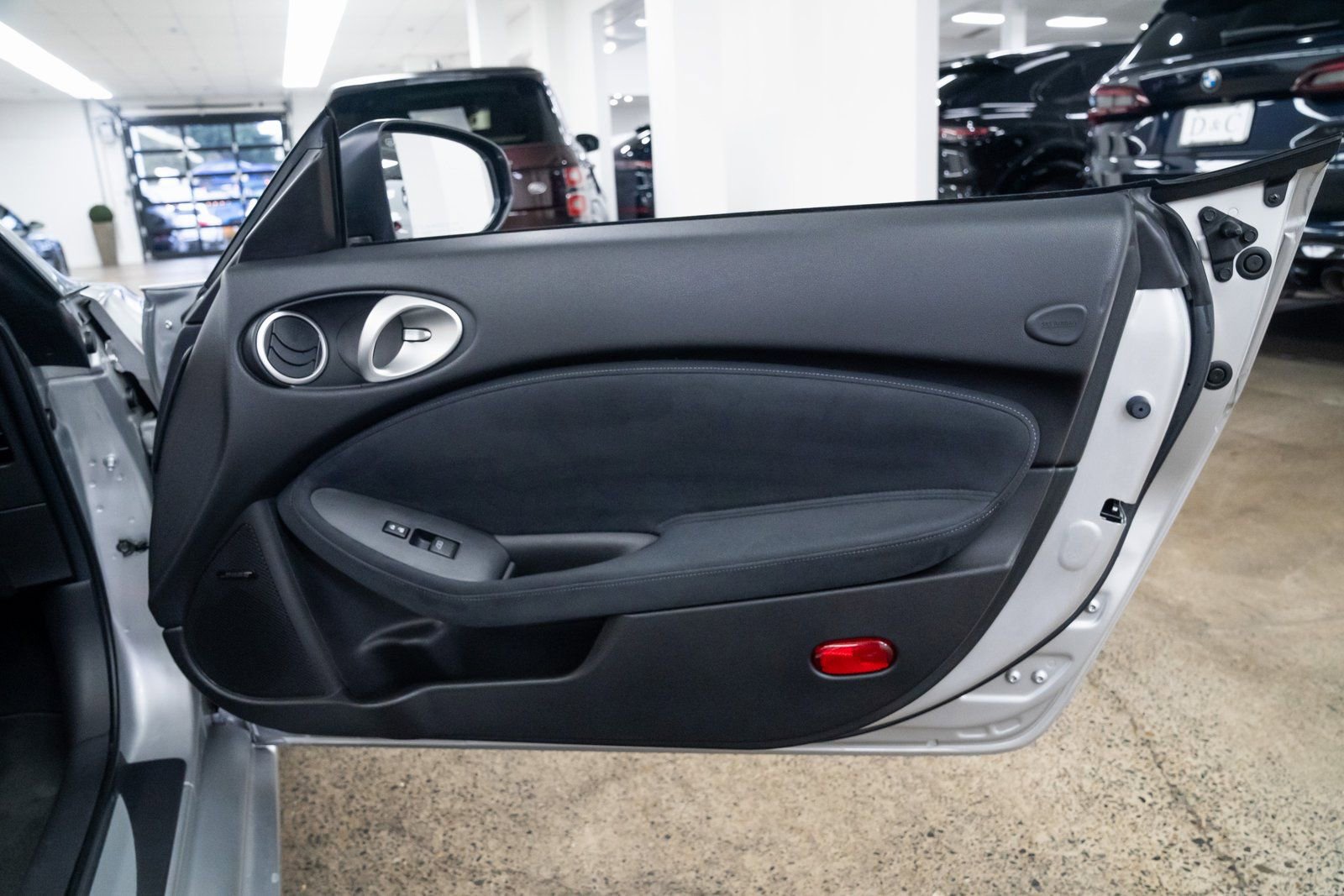 Used 2011 Nissan 370Z Touring image 19