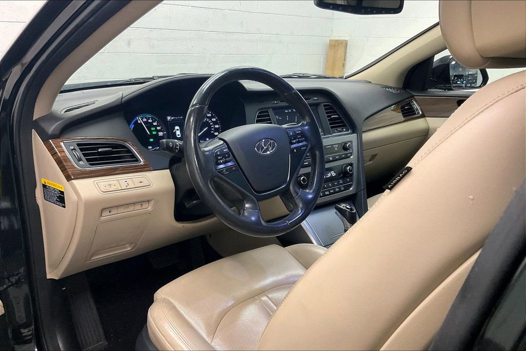 Used 2016 Hyundai Sonata Limited w/ Option Group 02 FWD image 13