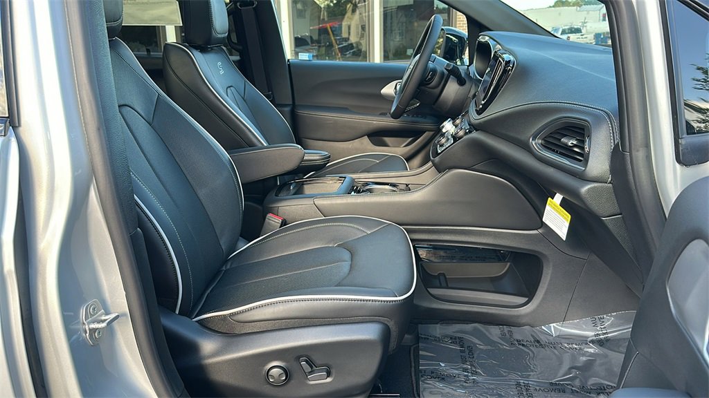 New 2026 Chrysler Pacifica Limited w/ S Appearance Package image 33