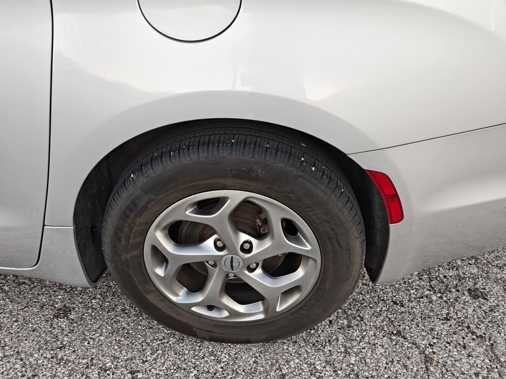 Used 2024 Chrysler Pacifica Limited FWD image 5