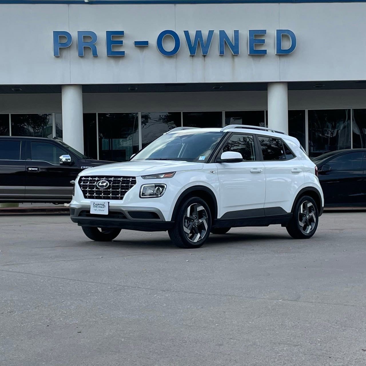 Used 2025 Hyundai Venue SEL FWD image 2