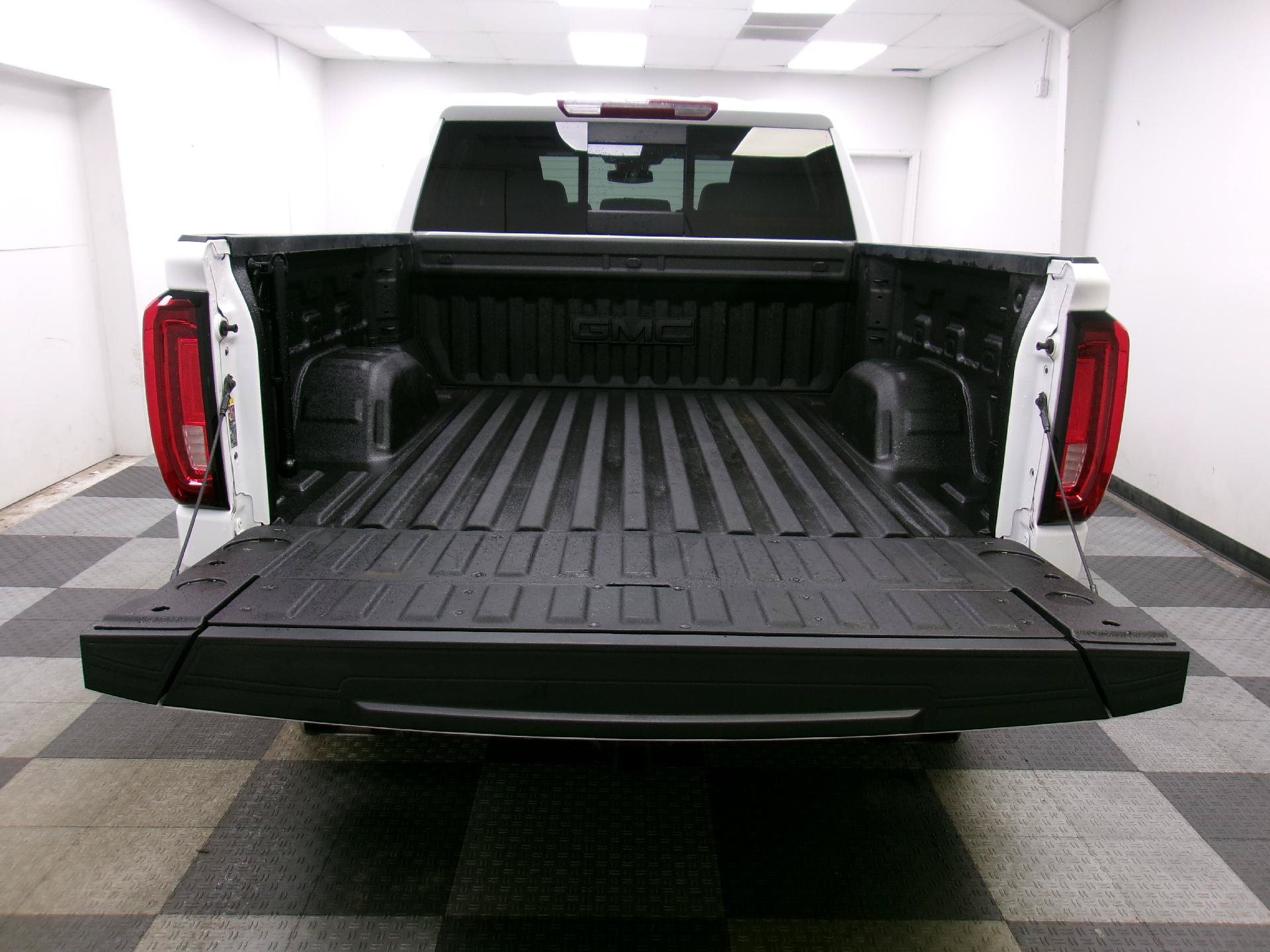 Used 2023 GMC Sierra 1500 SLT w/ SLT Premium Package AWD/4WD image 12