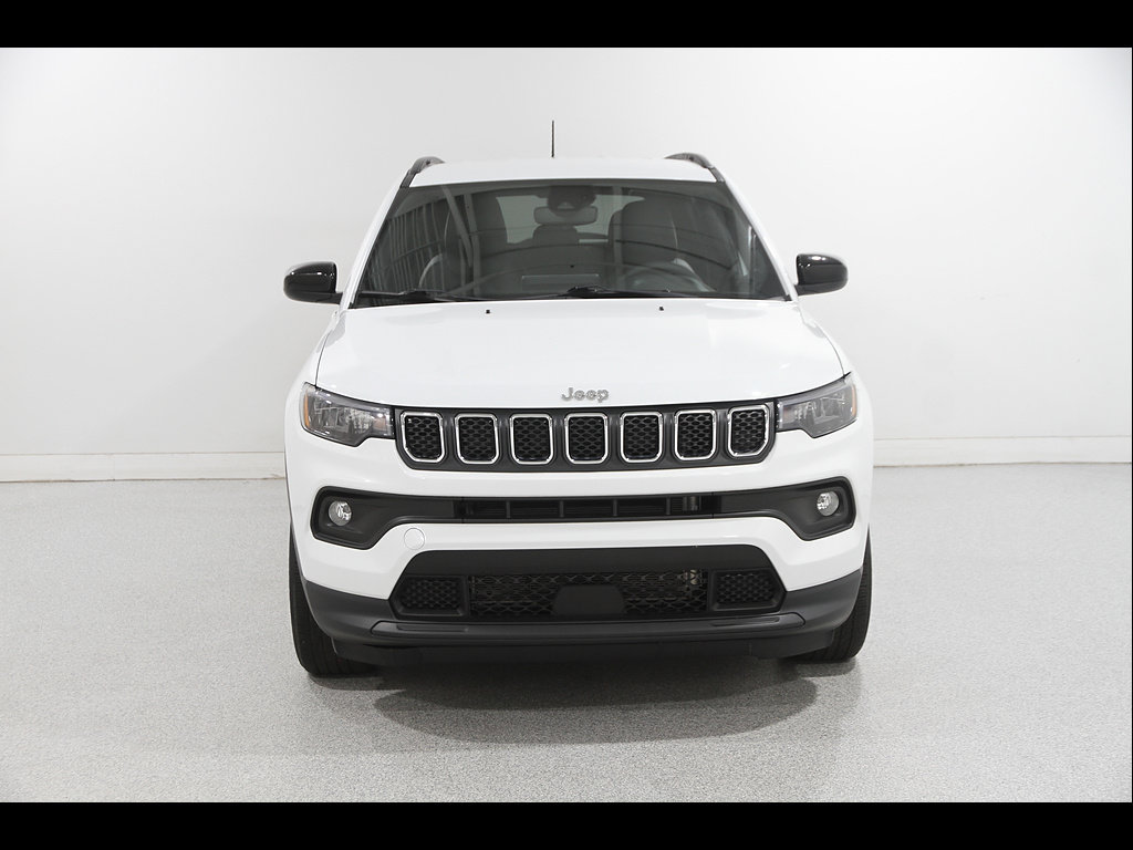 Used 2023 Jeep Compass Latitude AWD/4WD image 2