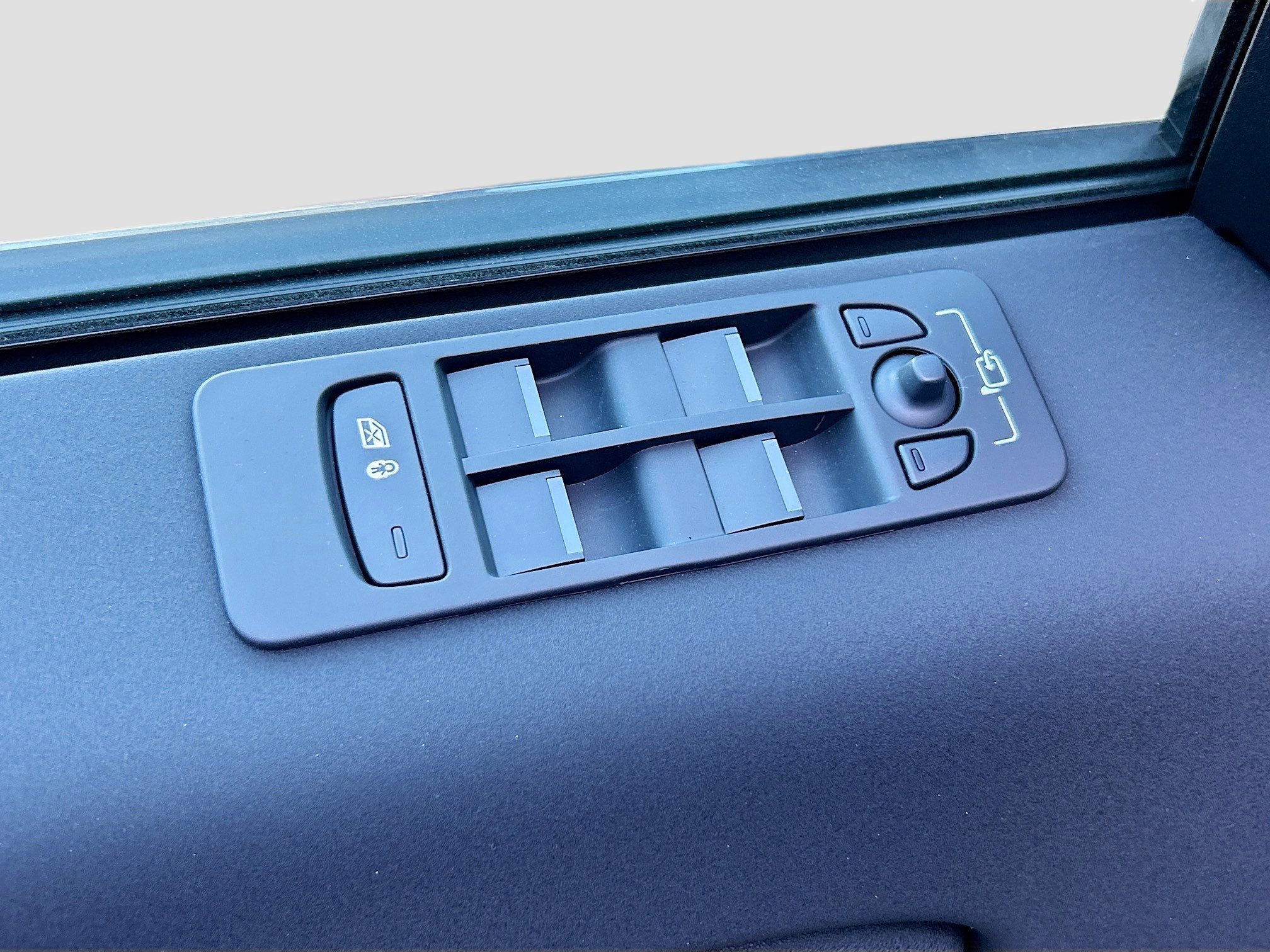 Used 2025 Land Rover Discovery Sport S image 17