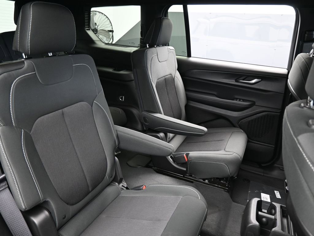 Used 2025 Jeep Grand Cherokee L Laredo image 32