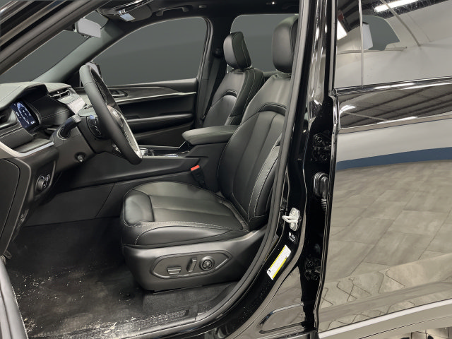 New 2026 Jeep Grand Cherokee Limited w/ Luxury Tech Group II AWD/4WD image 4