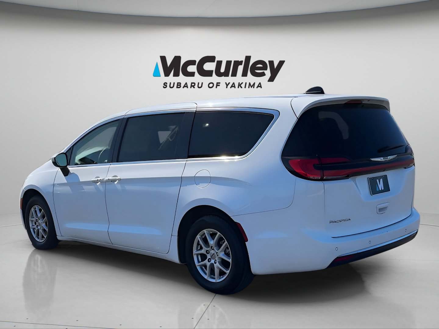 Used 2023 Chrysler Pacifica Touring-L FWD image 3