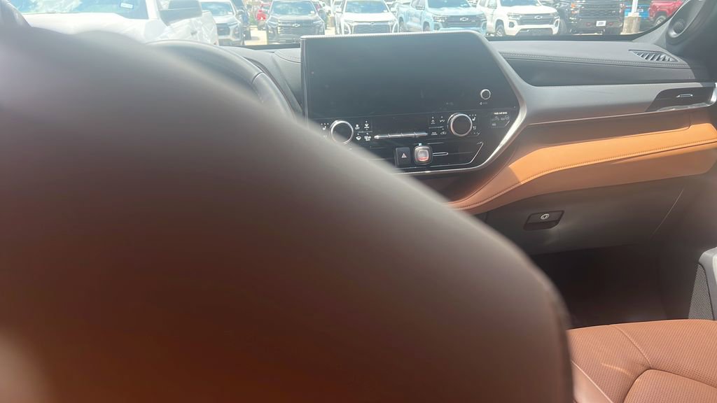 Used 2025 Toyota Highlander Platinum image 12