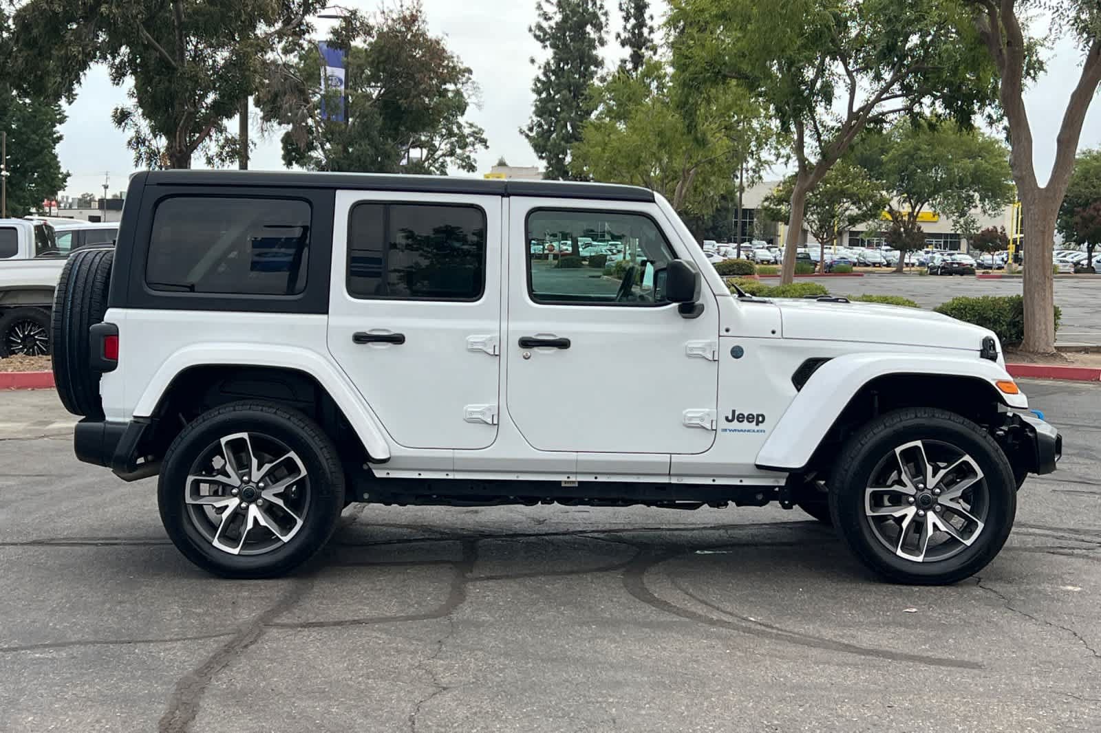 Used 2024 Jeep Wrangler Unlimited AWD/4WD image 9