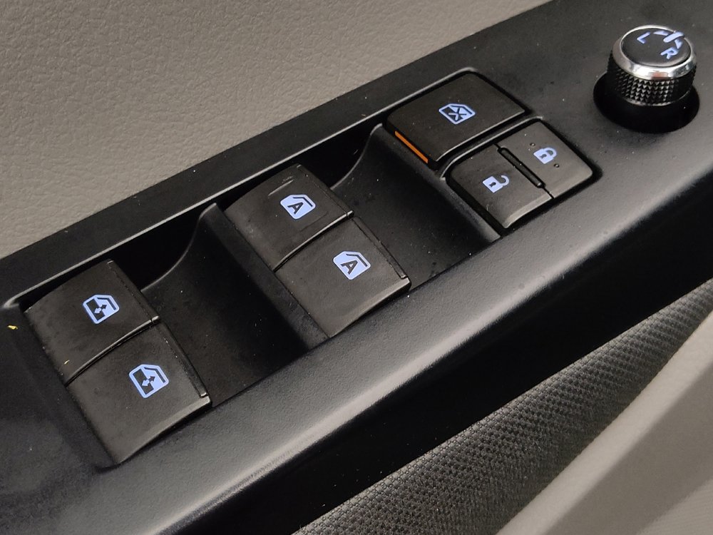 Used 2017 Toyota Highlander LE image 27