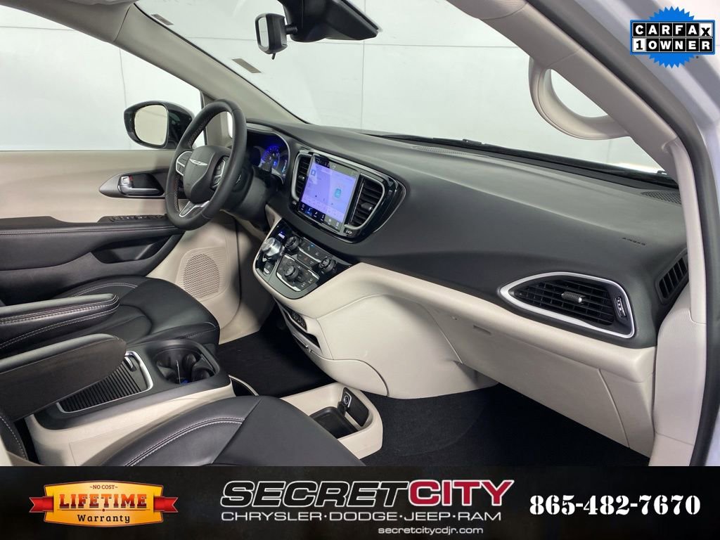 Used 2024 Chrysler Pacifica Touring-L image 32