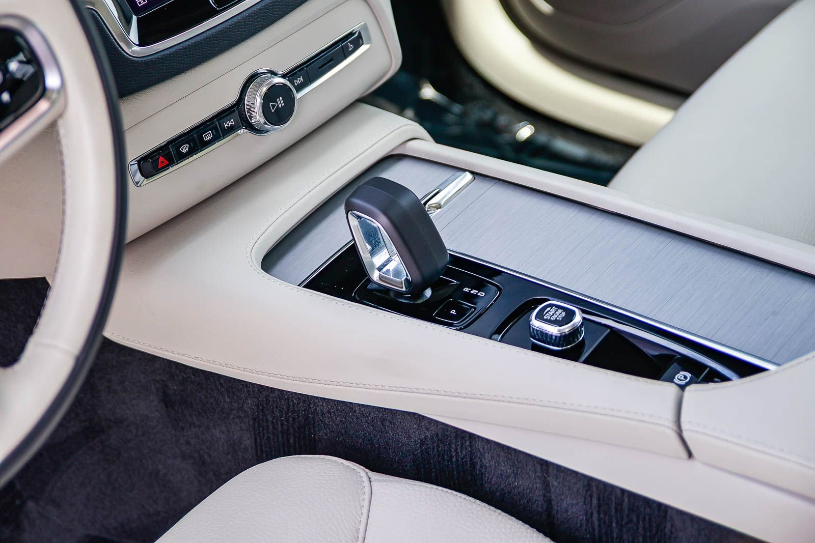 Used 2024 Volvo XC90 B5 Core w/ Protection Package Premier image 22