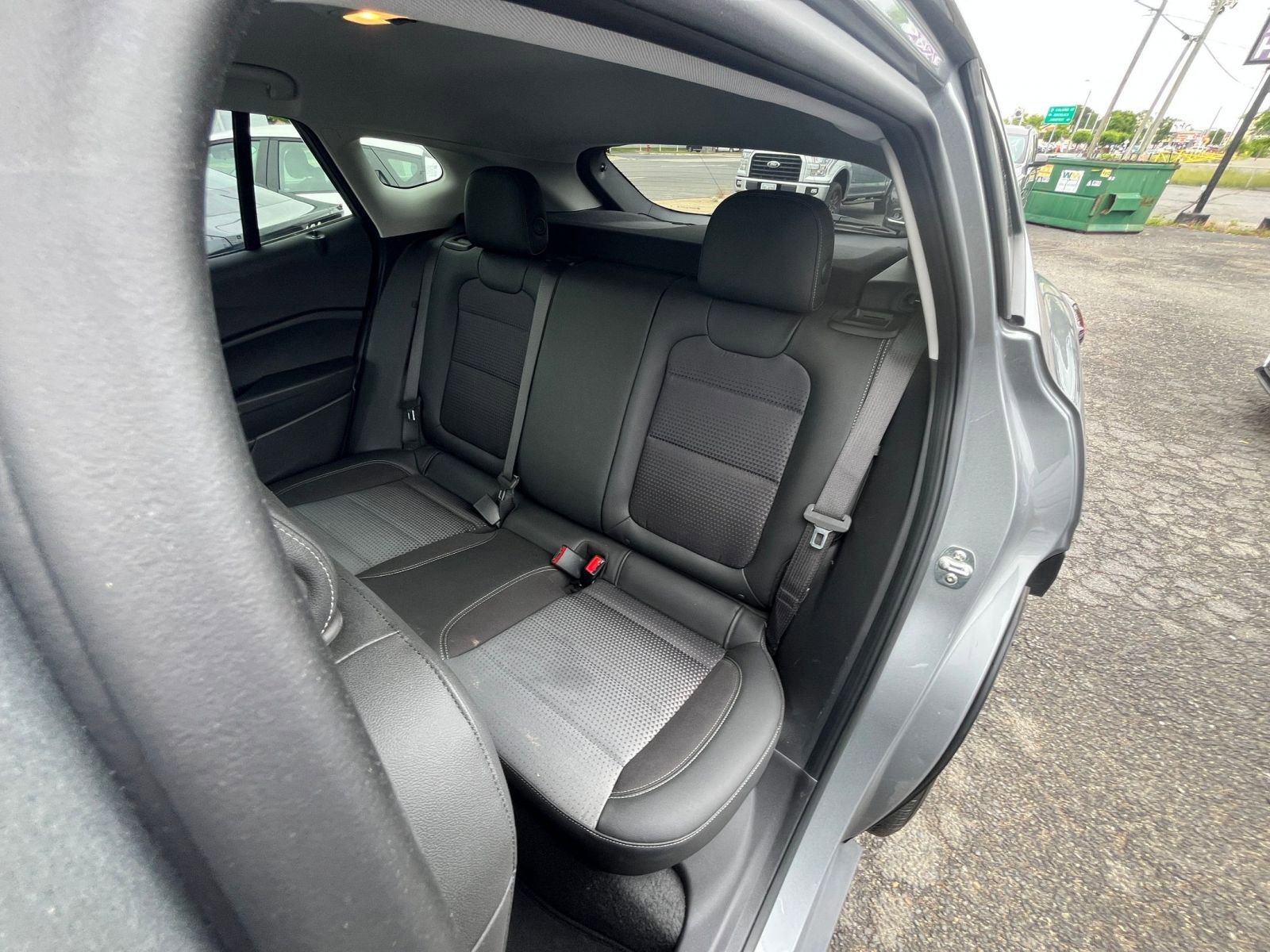 Used 2025 Chevrolet Trax LT FWD image 35
